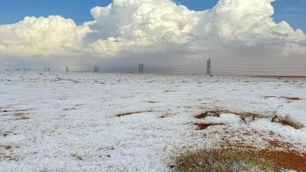 Salju Mengejutkan Turun di Arab Saudi Ini Penyebabnya