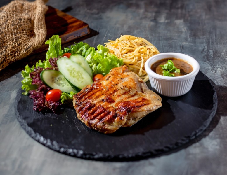 Resep Chicken Steak Ala Resto Rumahan dengan Saus Melimpah Praktis yang Harus di Coba