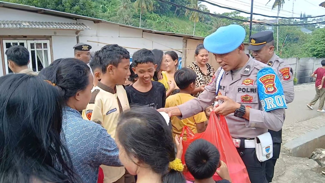 Aksi Simpatik Aparat Kepolisian Membagikan Paket Takjil Di Kawasan Telukbetung Utara