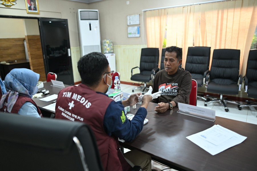 PLN Pusdiklat rayakan Hari Pelanggan Nasional dengan menghadirkan kegiatan layanan kesehatan senam bersama dan pemberian santunan bagi veteran