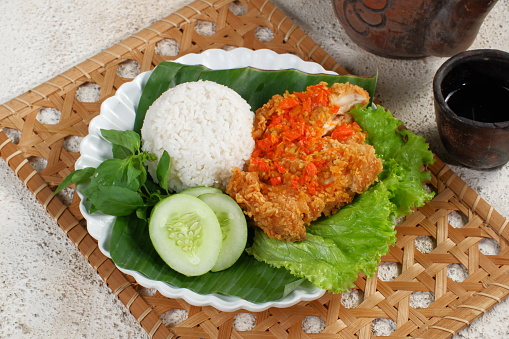 Kuliner Murah dan Enak, Ayam Geprek Jojo Penuhi Antrean