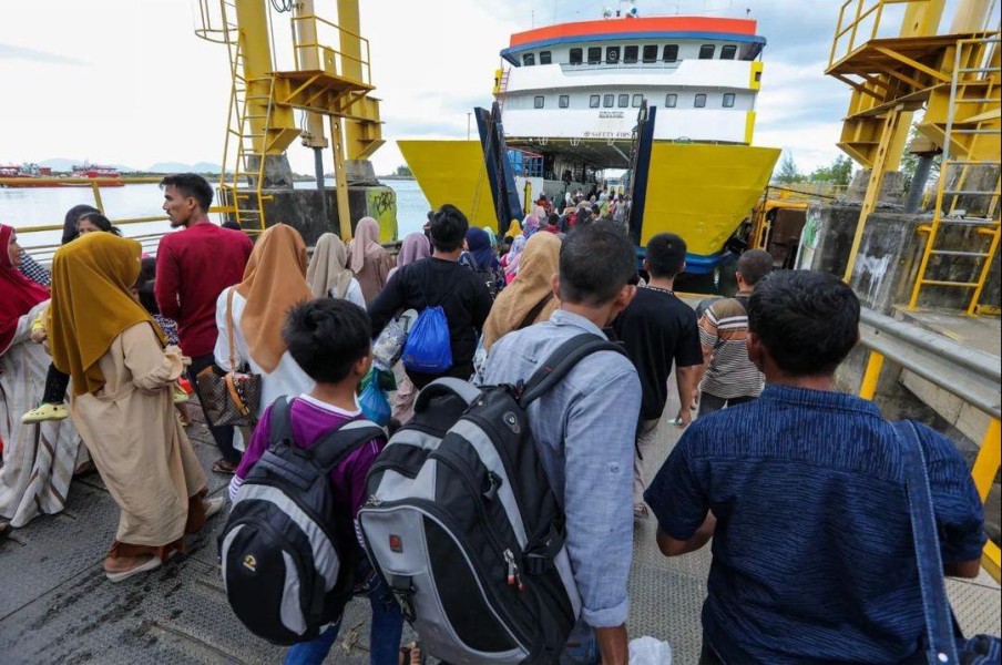 PT ASDP INDONESIA FERRY APRESIASI PELANGGAN DI HARI PELANGGAN DENGAN 500 MERCHANDISE
