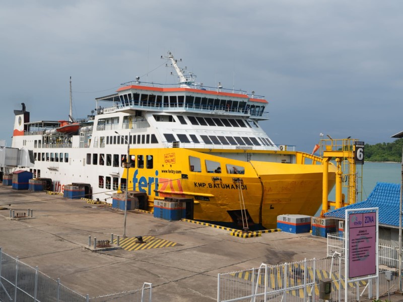 PT ASDP INDONESIA FERRY BAGIKAN MERCHANDISE DI KMP BATUMANDI MERAK-BAKAUHENI HARI PELANGGAN NASIONAL
