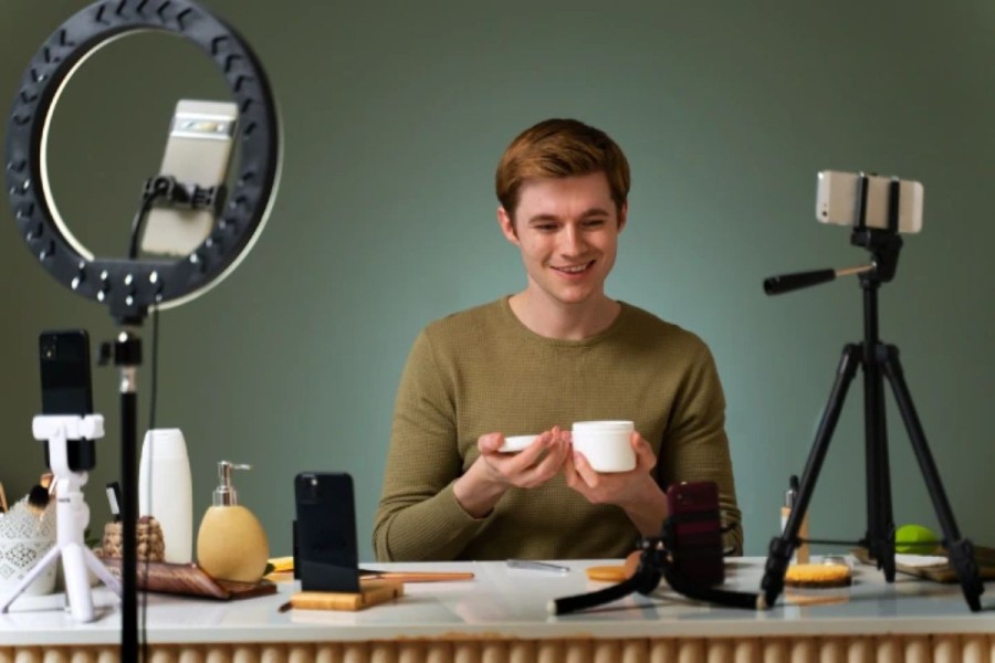 Apa Arti Endorse? Ini Penjelasan, Contoh, Manfaat, & Strateginya