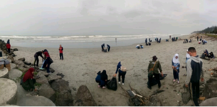 Poltekkes Kemenkes Turun Tangan Bersihkan Pantai Bengkulu