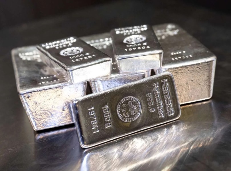 Harga Perak Antam Turun Hari Ini Sementara Harga Emas Justru Naik