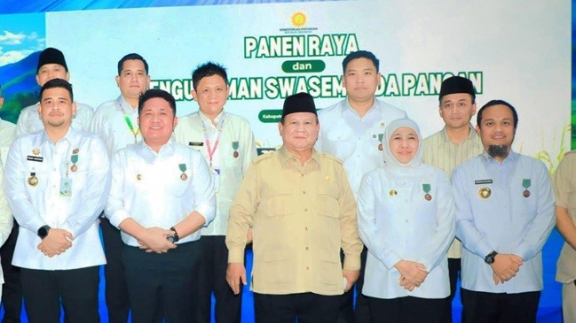 Khofifah Terima Satyalancana Wira Karya Atas Swasembada Pangan Nasional 2025