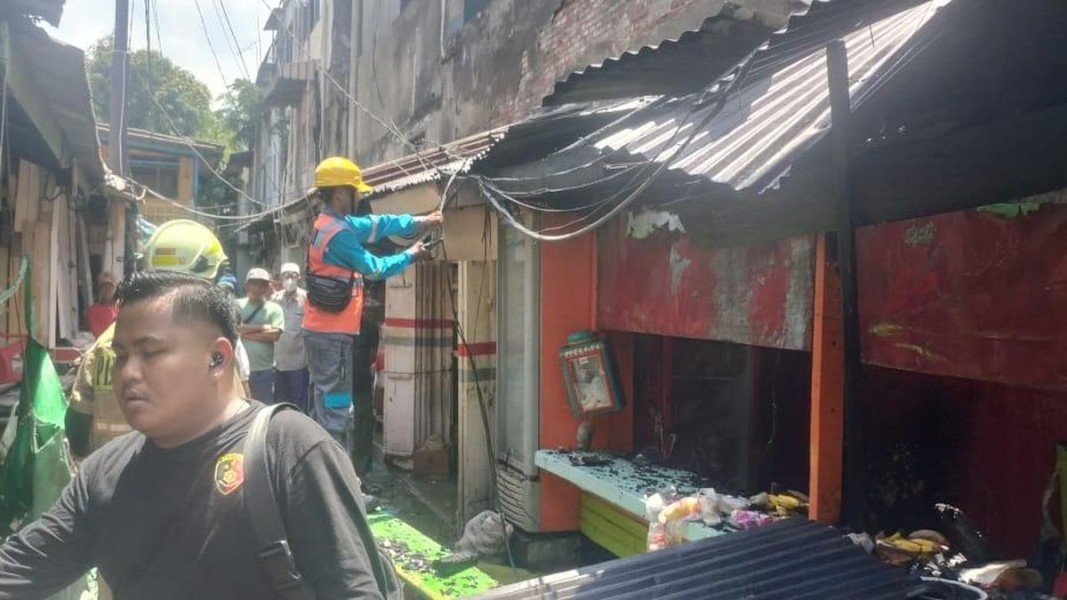 Kebakaran Diduga Akibat Kebocoran Gas, Warteg dan Pos Keamanan di Tambora Dilalap Api