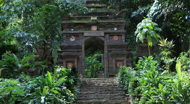 Menemukan Kedamaian di Makam Syekh Abu Hasan Sadzali: Rekomendasi Wisata Religi Kudus 2026