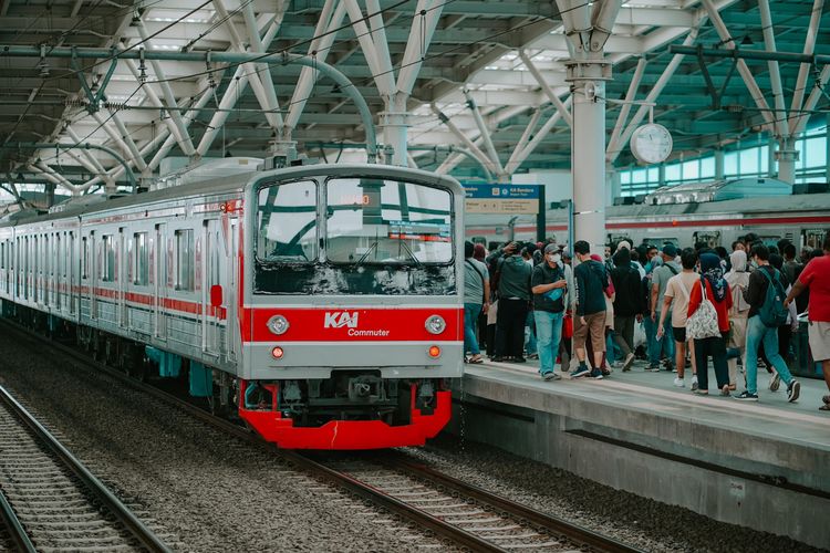 Kereta Commuter Line: Moda Transportasi Andalan selama Periode Nataru 2024 2025