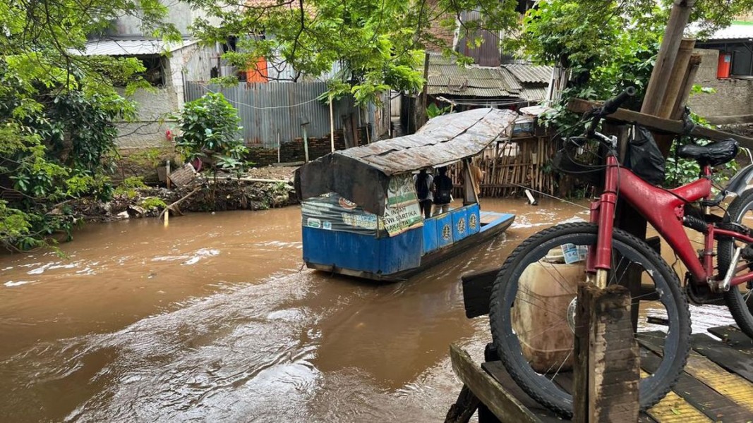 Jasa Penyeberangan Motor Jadi Andalan Warga di Tengah Banjir Tebo