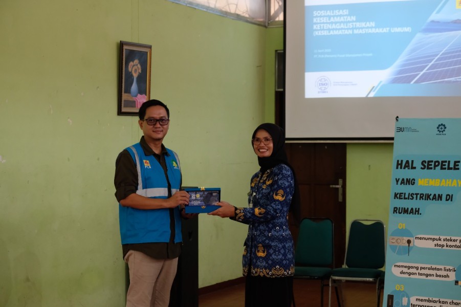 PLN Pusmanpro Adakan Sosialisasi K3 untuk Meningkatkan Kesadaran Keselamatan Kerja di SMAN 6 Semarang