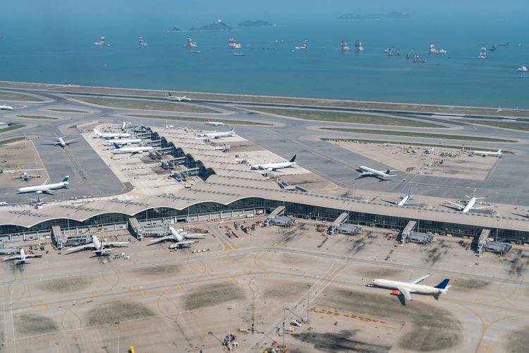 Ratusan Penerbangan Dibatalkan Akibat Topan Wipha Menerjang Hong Kong