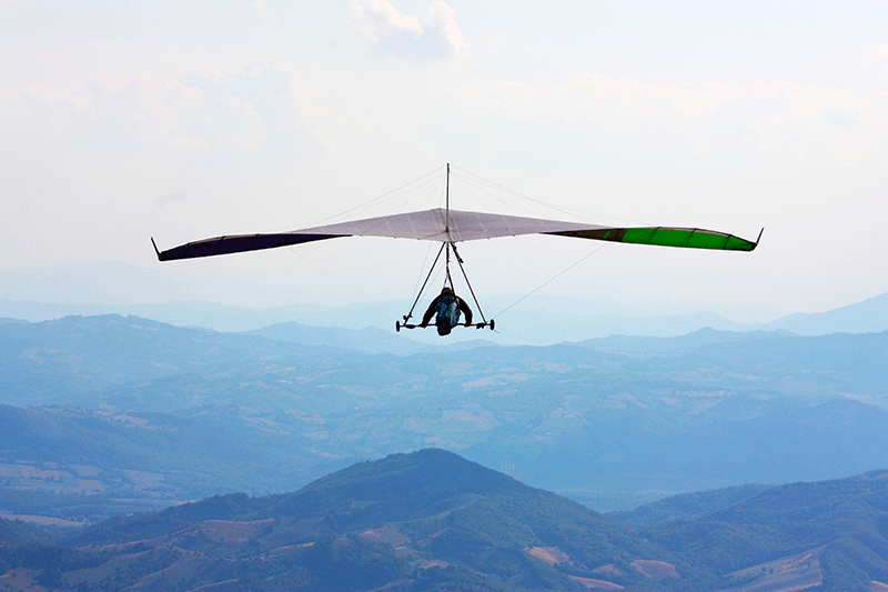 Raih Sensasi Aman dan Seru Lewat Hang Gliding