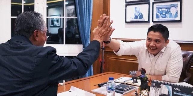 Seskab Teddy Bahas Proyek Prioritas dengan Menteri PU Hingga Larut Malam