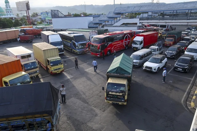 Distribusi Logistik Terganggu di Pelabuhan Ketapang
