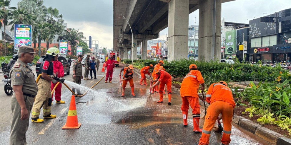 Petugas Gabungan Bersihkan Sisa Banjir Kelapa Gading Jakarta