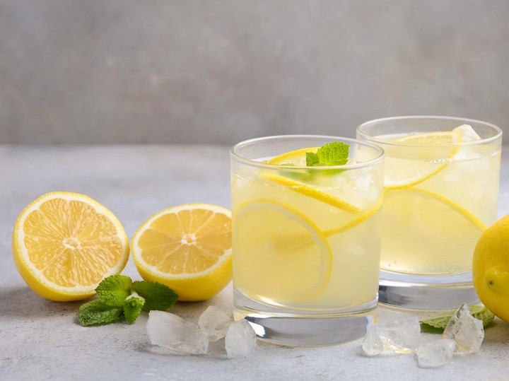 Tak Sekadar Tren Minuman Sehat, Ini Manfaat Air Lemon Jika Dikonsumsi Rutin Setiap Hari