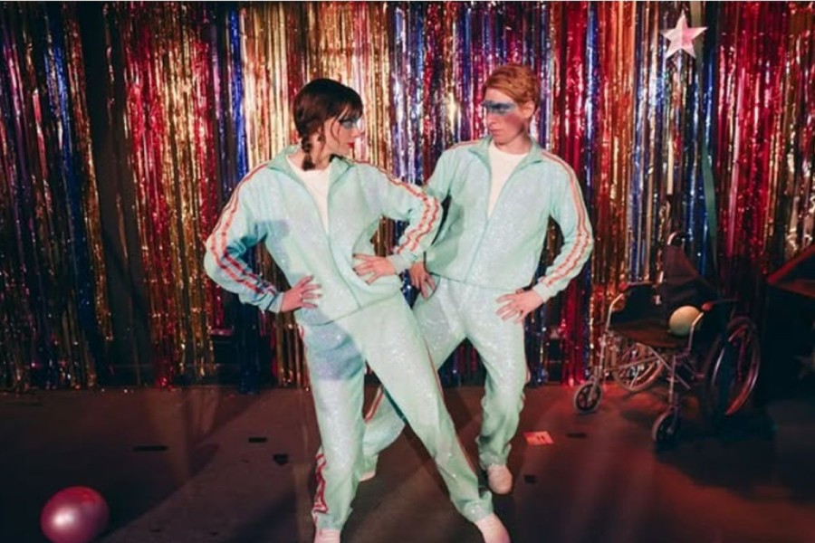 Taylor Swift Tampilkan Gaya Fashion 90-an di Opalite