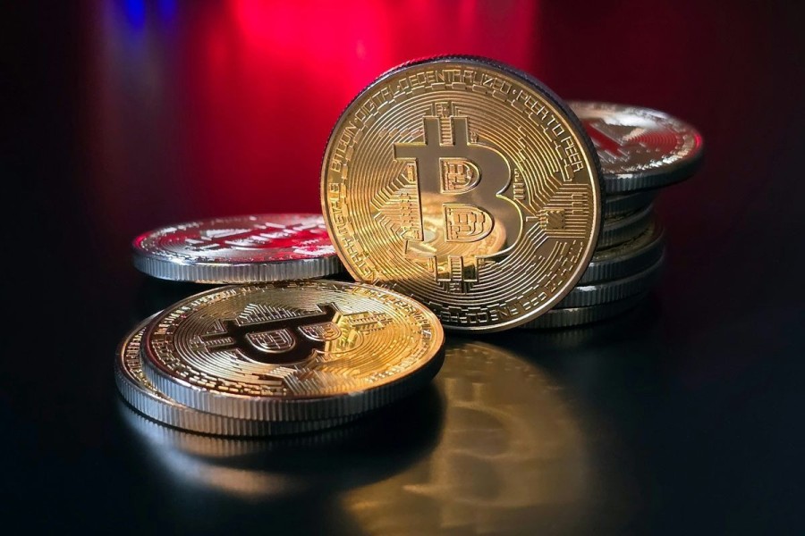 Pasar Kripto Membara: Bitcoin dan Altcoin Terkoreksi Dalam di Awal Februari