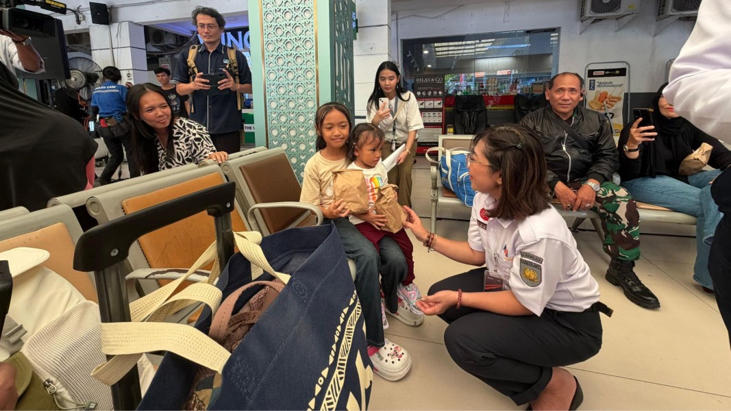 KAI Wisata Meriahkan Pelepasan Pemudik di Stasiun Pasar Senen dengan Menghadirkan Beragam Kesenian dan Pembagian Takjil