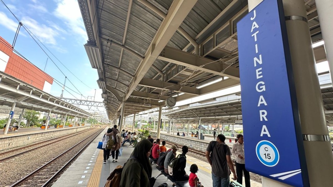 39 Kereta Api Berhenti Luar Biasa di Stasiun Jatinegara Akibat Kegiatan Hari Buruh di Monas