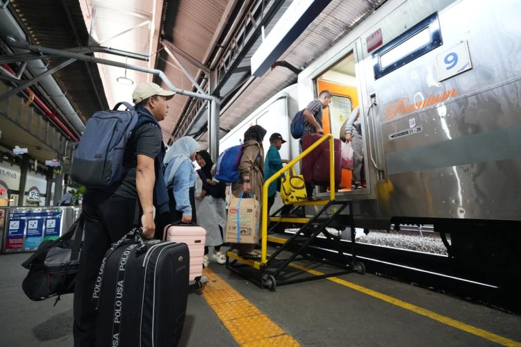 Semarang Jadi Titik Strategis Arus Mudik dan Balik, Stasiun Tawang dan Poncol Dipadati Penumpang