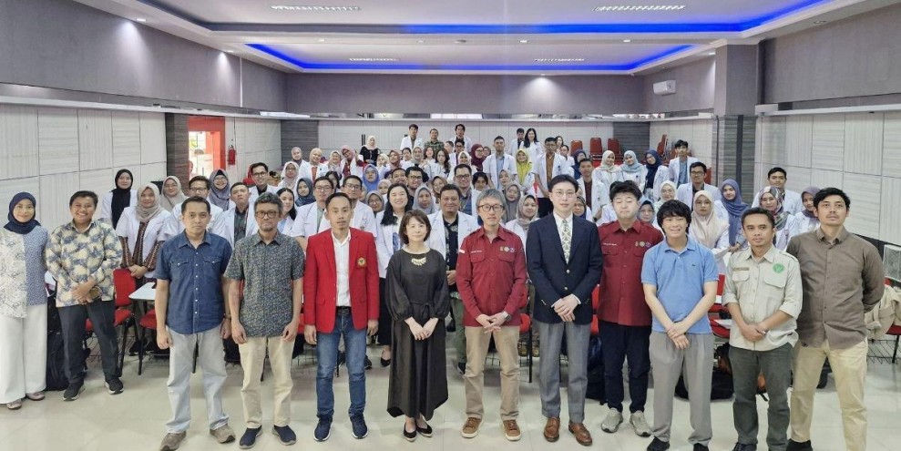 FKG Unhas Gelar Kuliah Tamu Internasional: Dokter Ahli Bedah Plastik dan Rekonstruksi dari Jepang Berbagi Ilmu