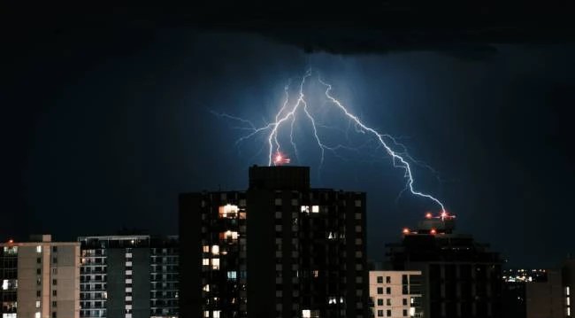 BMKG Perkirakan Hujan Disertai Petir Guyur Jabodetabek Hari Ini 10 November 2025