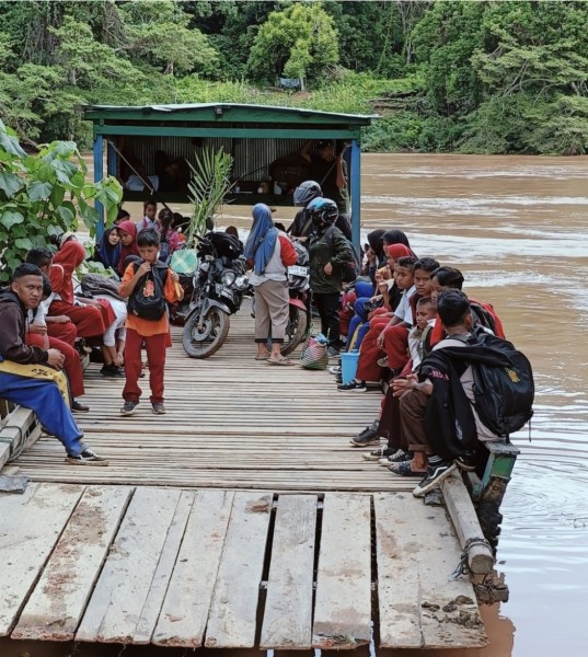 Kapal Penyeberangan Hanyut Akibat Banjir, Anak-anak Muara Lesan Kesulitan Akses Sekolah, Pemerintah Siapkan Solusi Infrastruktur Jangka Panjang