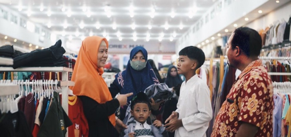 Metri Citra Wardani Ajak Anak Yatim dan Dhuafa di Madiun Berbelanja Baju Lebaran Sebagai Bentuk Kepedulian Sosial
