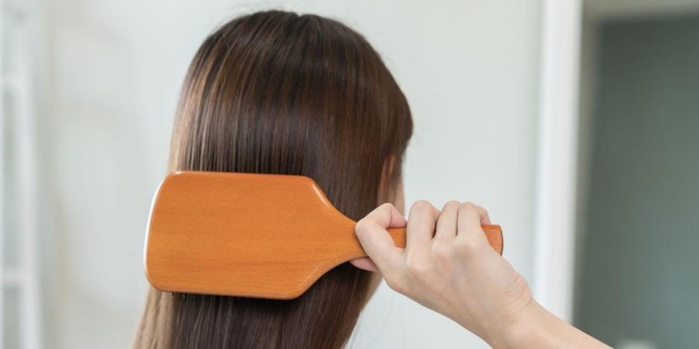 Kenali Kebiasaan Sehari-hari yang Diam-diam Menyebabkan Rambut Kutuan