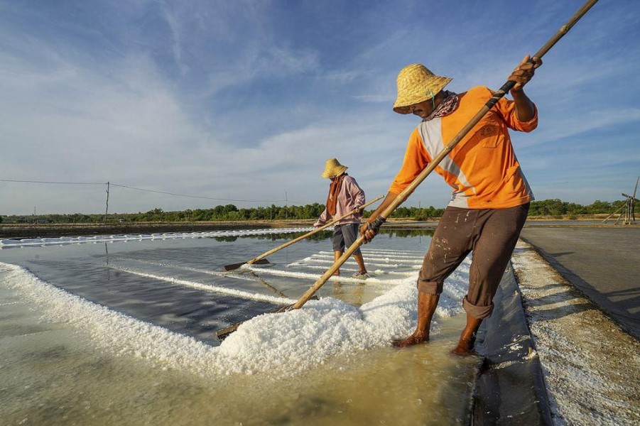 Nigari Jadi Penyelamat Petani Kusamba Saat Penjualan Garam Menurun