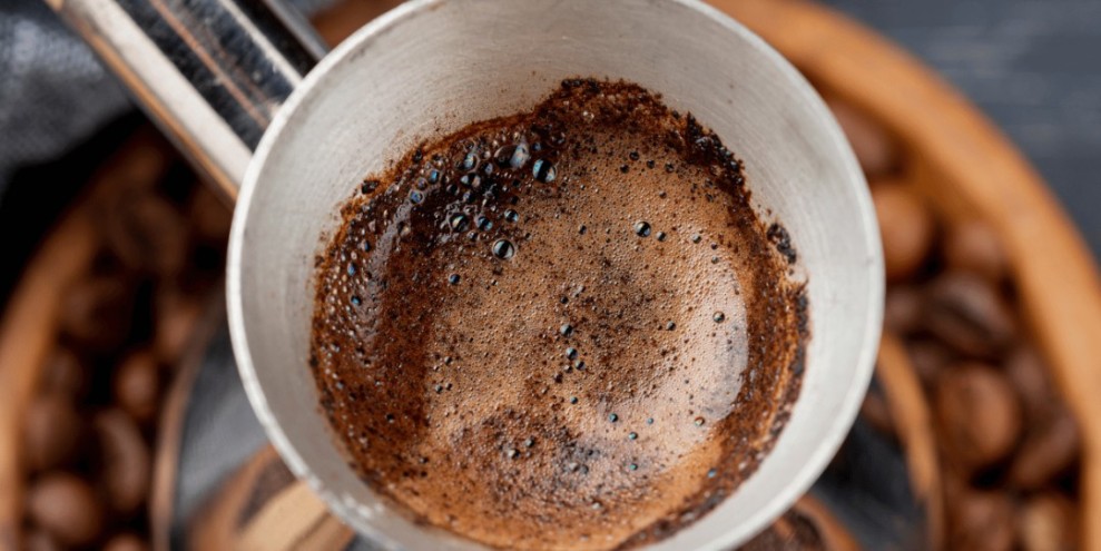 Cara Tepat Mengurangi Efek Kafein Tanpa Berhenti Minum Kopi