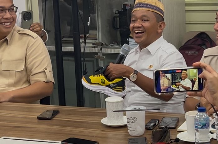 Bangga Produk Lokal, Bahlil Kenakan Sepatu UMKM Rp 250 Ribu
