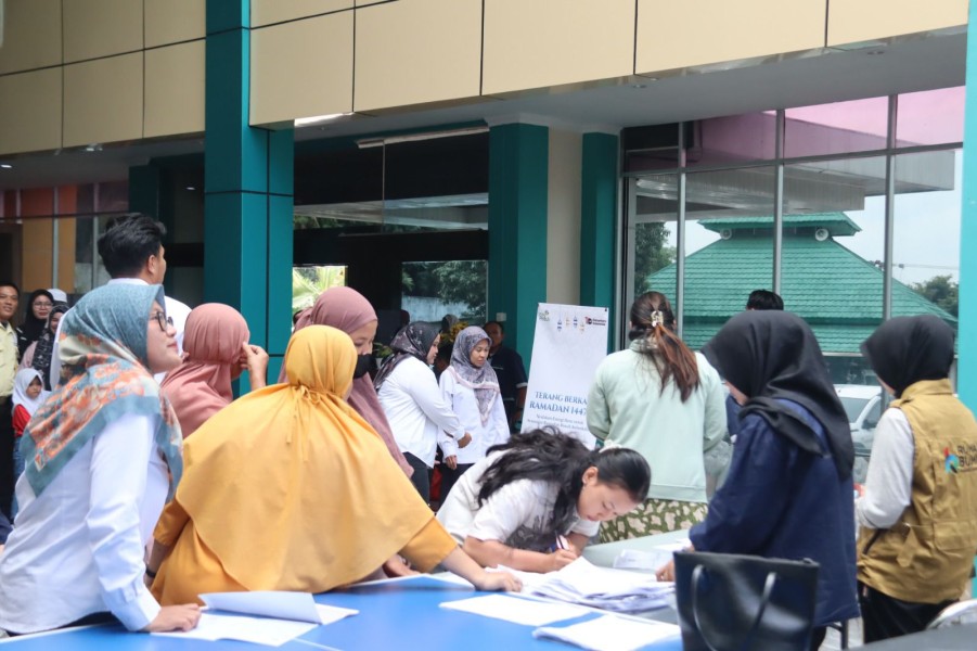 Penjualan Paket Sembako Ramadhan PLN UID Lampung Seharga Tujuh Puluh Ribu Rupiah Sangat Membantu Ringankan Beban Dapur Keluarga Warga