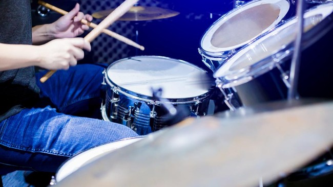 Bermain Drum Bukan Hanya Musik, Tapi Latihan Intensif bagi Kesehatan Otak