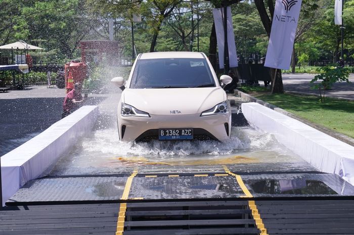Cara Tepat Atasi Mobil Listrik Terendam Banjir Agar Aman