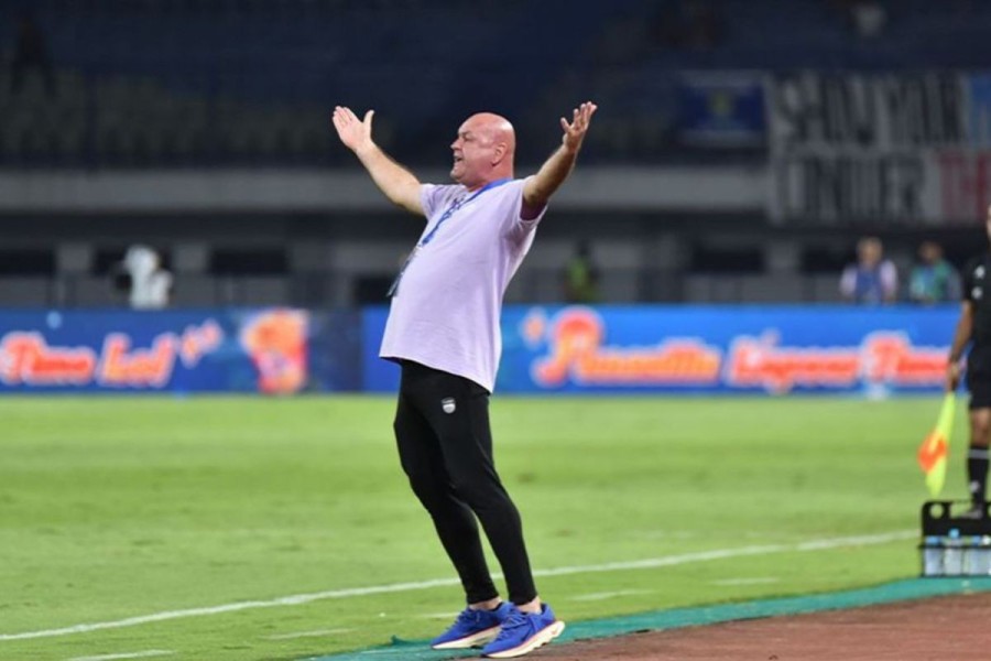 Bojan Hodak Kritik Wasit Usai Persib Bungkam Persis 2-0