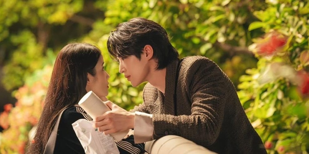Pesona IU dan Byeon Woo-seok yang Membuat Serial Perfect Crown Semakin Menarik