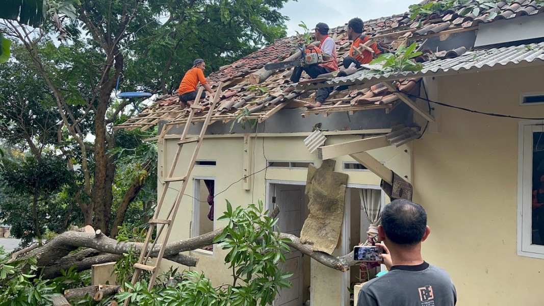 Cuaca Ekstrem Terjang Gowa, Ratusan Rumah Warga Rusak Dihantam Angin Kencang