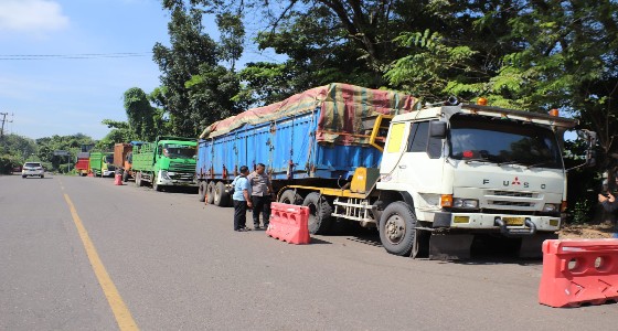 FM2B Hentikan Tronton Batubara Ilegal di Jalan Umum, Aksi Blokade Duduki Jalan Selama Lima Hari