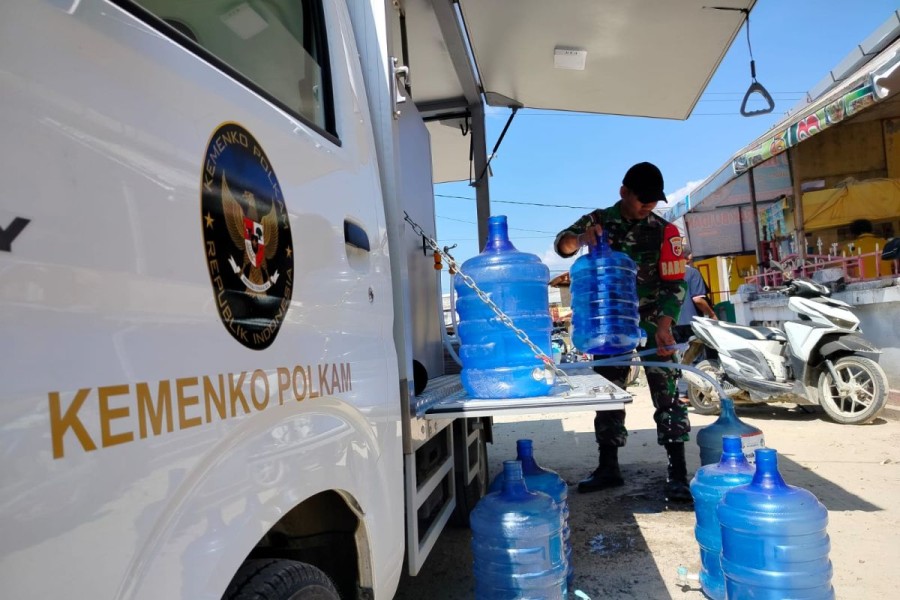 TNI dan Kemenko Polkam Salurkan Air Siap Minum untuk Warga Terdampak Banjir di Agam