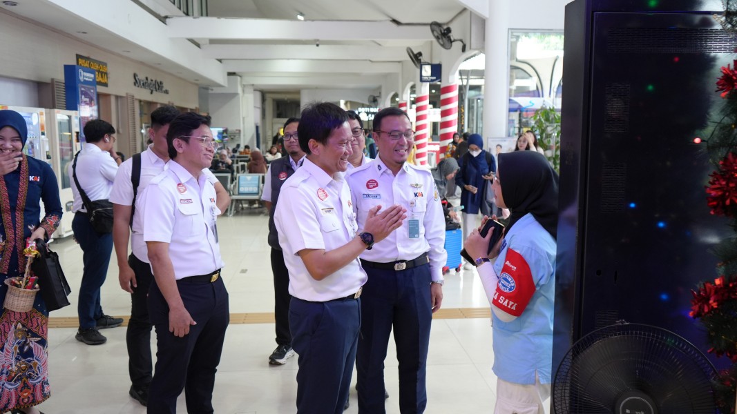 Pastikan Layanan Prima di Masa Nataru, Dirut KAI Tinjau dan Sapa Langsung Pelanggan di Stasiun Wilayah Daop 8 Surabaya