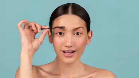 Trik Praktis Membentuk Alis Simetris dan Natural untuk Pemula Pemula
