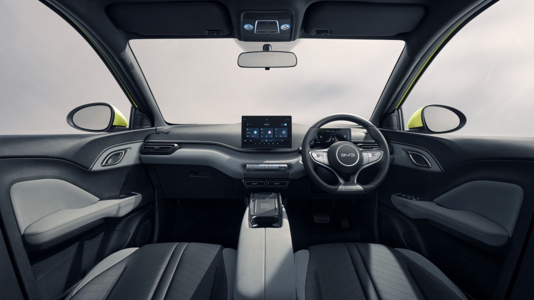BYD Atto 1 Permudah Parkir Paralel dengan Satu Tombol di Head Unit
