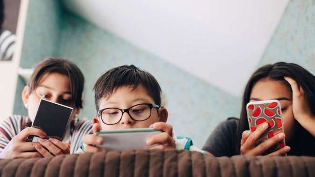 Pembatasan Gadget dan Internet: Langkah Krusial Mengawal Generasi Emas Indonesia