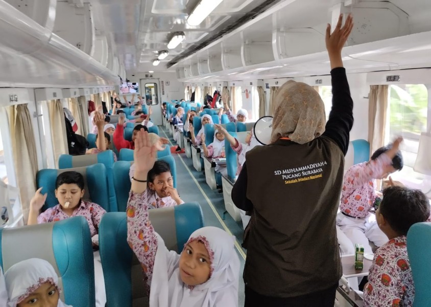 SD Muhammadiyah 29 Surabaya Tanamkan Edukasi Transportasi Lewat Pengalaman Naik Kereta Api