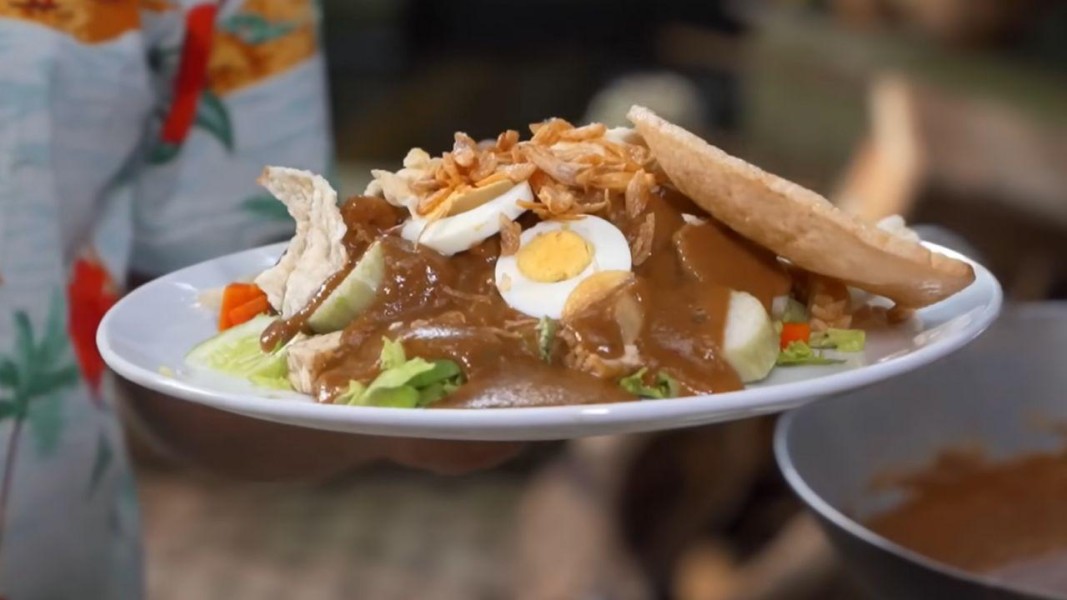Gado-Gado Legendaris Klojen dengan Bumbu Kacang Kental dan Autentik