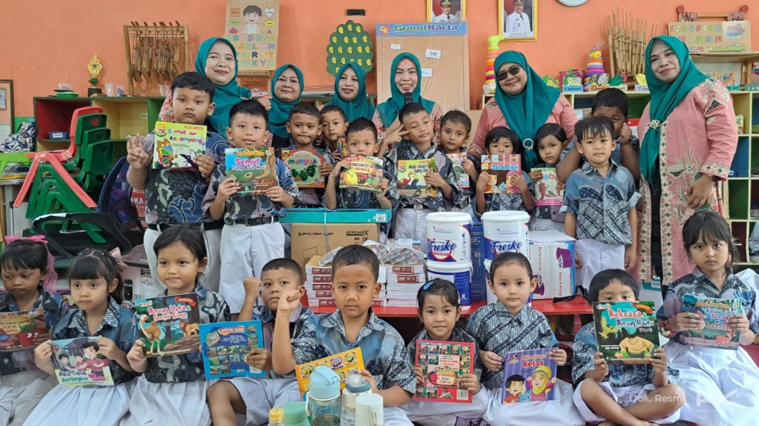 Bangun Generasi Cerdas dan Lingkungan Bersih: Hutama Karya Salurkan Ratusan Bantuan Sarana dan Prasarana Pendidikan Paud dan Lingkungan